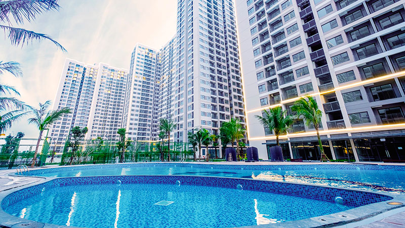 Khu bể bơi ngoài trời mang phong cách “resort” giữa các tòa chung cư Vinhomes Ocean Park
