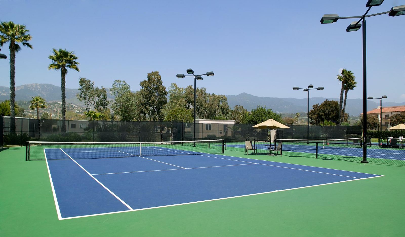 Sân tennis trong khu đô thị