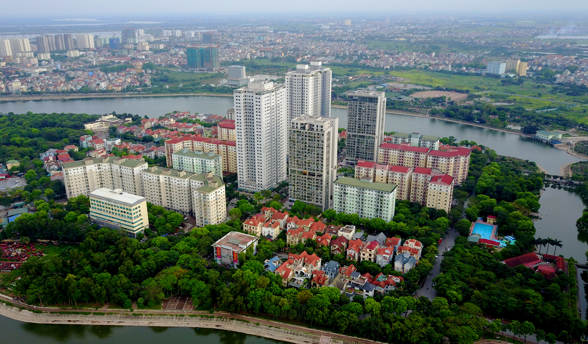 Khu đô thị gồm toà chung cư cao tầng và các khu nhà biệt thự ven hồ