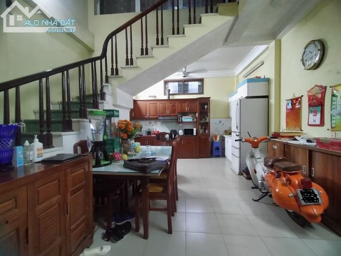 Nhà Việt Hưng 40M2, 2.95 Tỷ 4 Ngủ, Hàng Xóm Big C Long Biên.