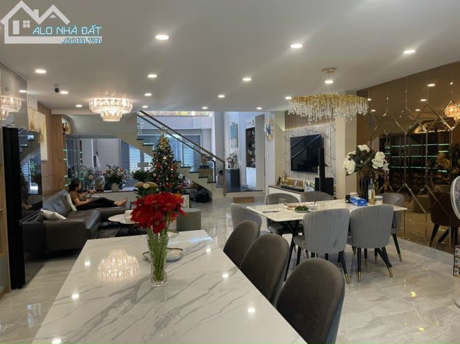 Góc 2 Mặt Tiền Hoàng Diệu - Q.phú Nhuận. Ngang 9M2 . Kết Cấu : 4 Tầng, Giá 32 Tỷ.