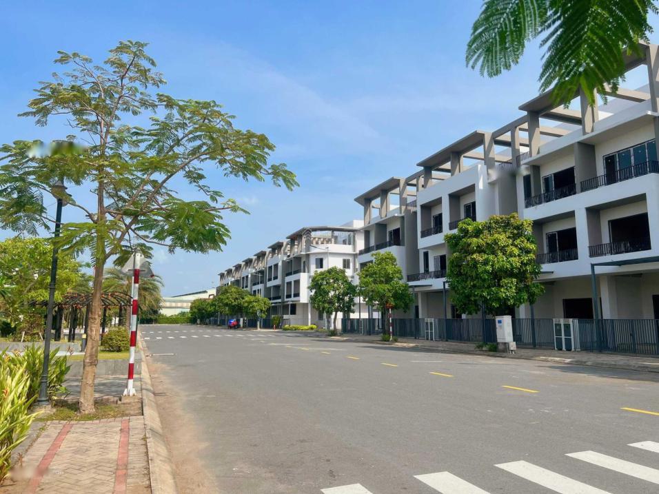 Nhà Phố Mặt Tiền Sông Ngay Trung Tâm Hành Chính Bến Lức. Dt 315M2, Giá 10 Tỷ 600. Sổ Sẵn