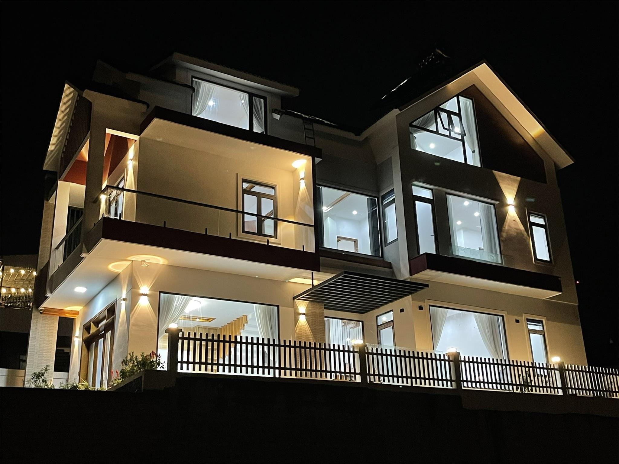Bán biệt thự Đà Lạt, 260m2 - 13 tỷ, Trịnh Hoài Đức Phường 11, sổ riêng, có hồ cá, gara oto