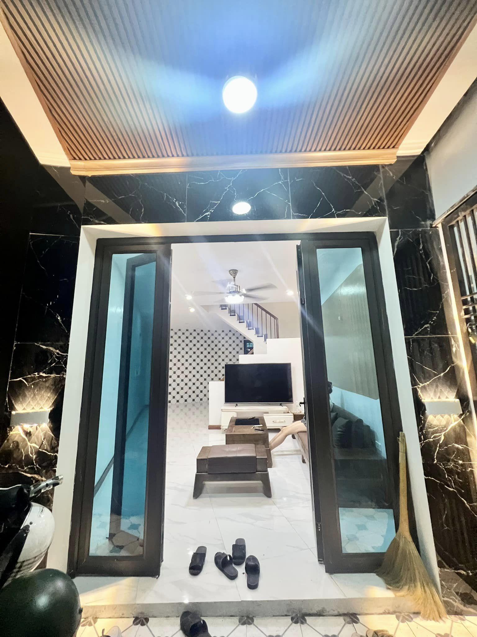 Hiếm! Nhà Hào Nam, DT 57m2 x4T, MT 4m, giá 5.7 tỷ, gần phố, 3 thoáng, ngõ thông, nhà đẹp ở ngay