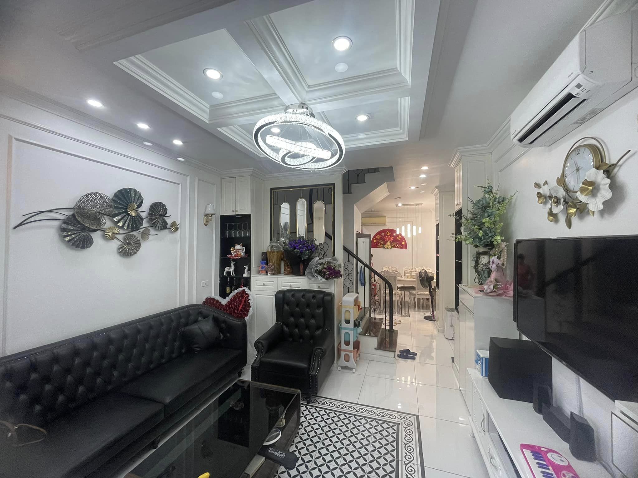 Bán ngôi nhà 79m2 phố Âu Cơ, Tây Hồ Ô tô đỗ cổng Mặt tiền rộng 20m Ô tô tránh 6 Tỷ
