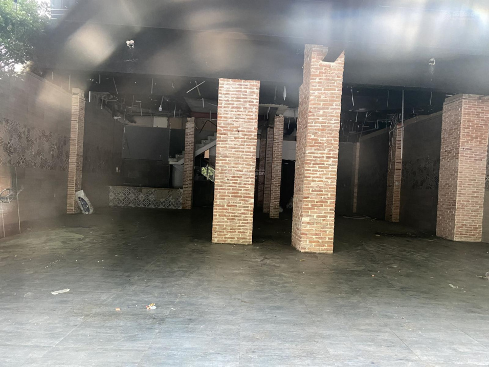Cho Thuê Mt 120Bis Nguyễn Đình Chiểu Q1. Dt 11X27M, 1 Lầu 300M2 Lh 0933 247 ***