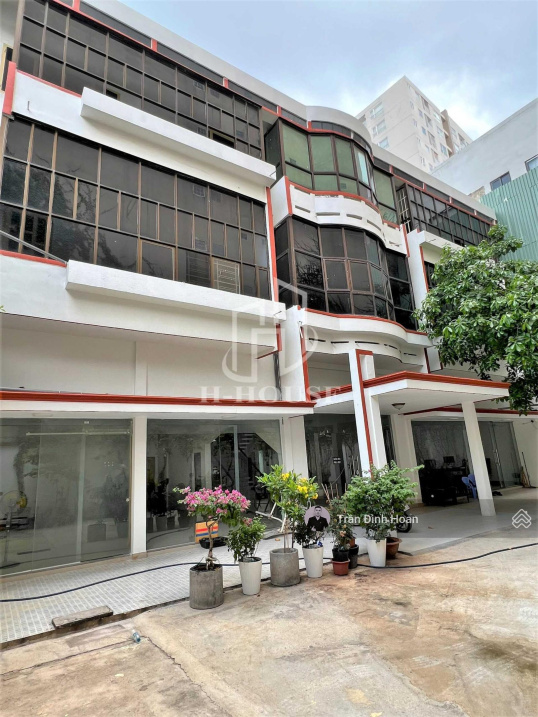 Cho Thuê Biệt Thự Yên Thế Khu Sân Bay P2 Tân Bình Dt: 30X25M. Lh: 0938 036 *** A Hoan