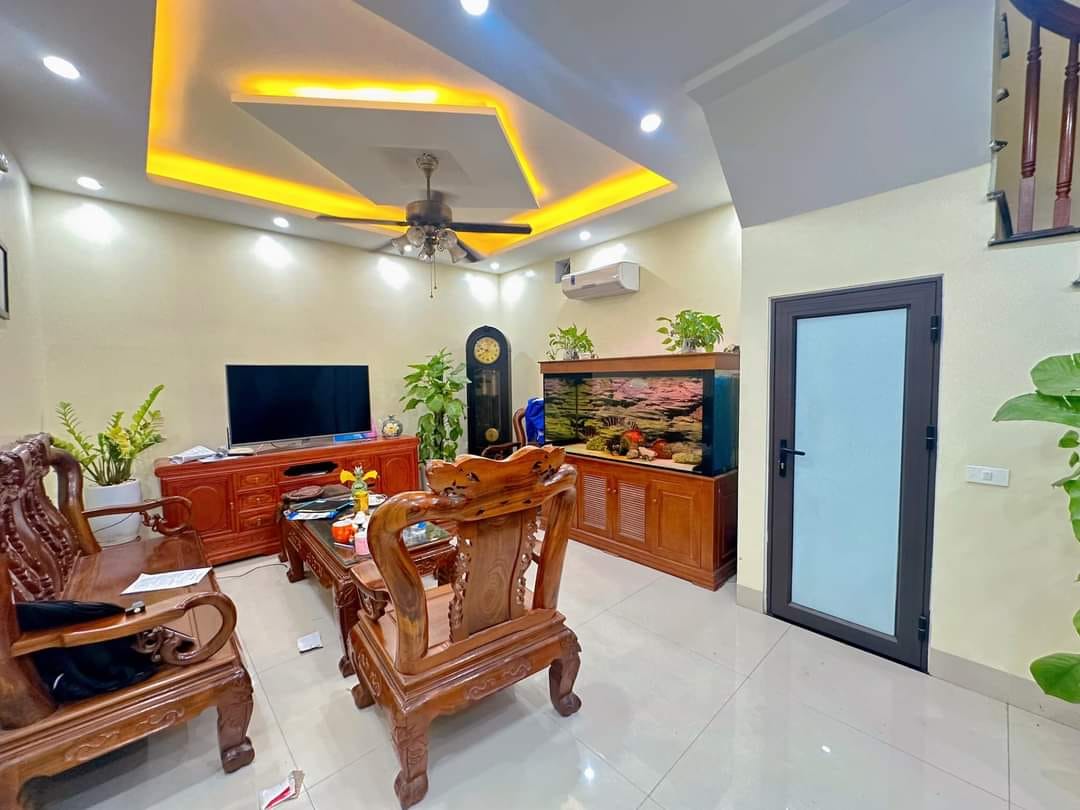 Bán nhà 41m2 / 6 tầng, nhà đẹp, ở ngay, sát ngã tư Xã Đàn, ngõ thông