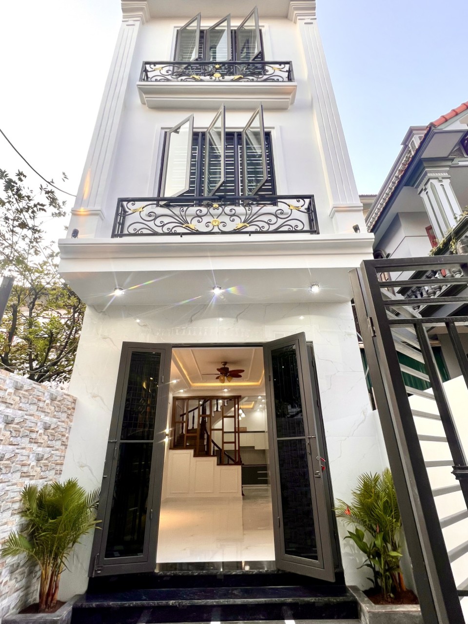 NHÀ DÂN XÂY ngõ 229 Miếu Hai Xã, Lê Chân 56,6m2 x 3T sân cổng giá 2tỷ950 triệu