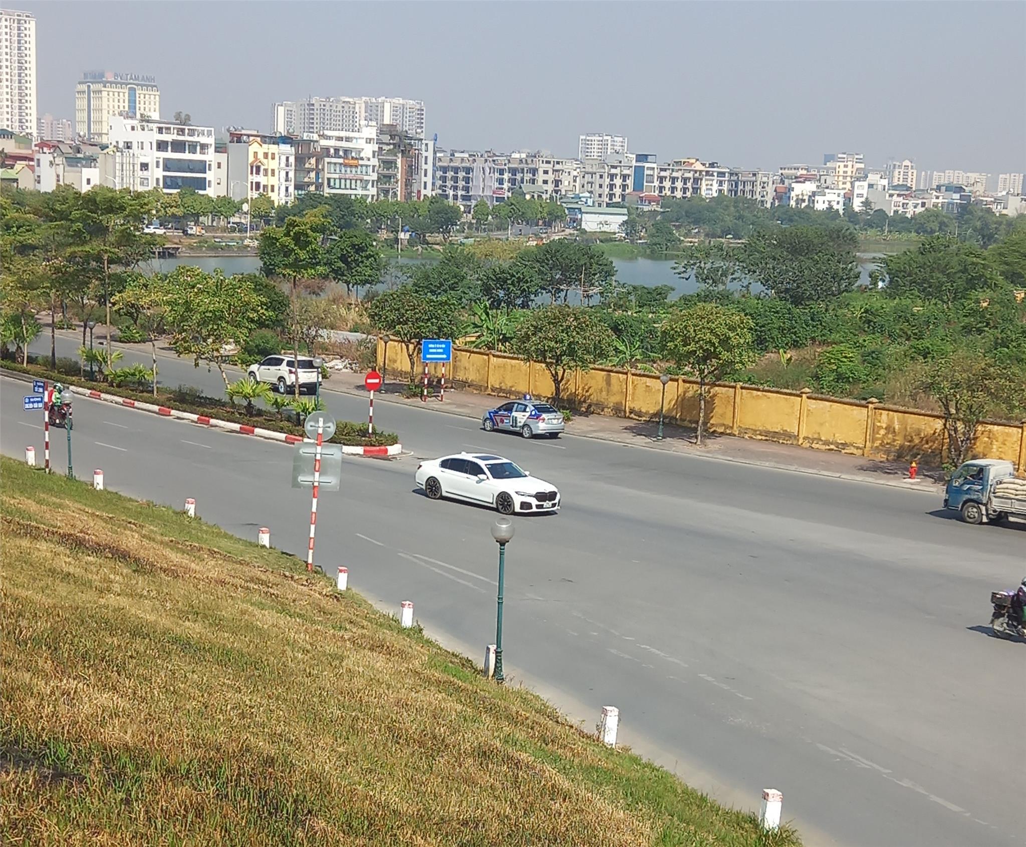 Bán nhà hiếm Long Biên, KV Bát Khối Thạch Bàn, ô tô 5 chỗ vào nhà, chỉ 40 triệu 1 m, có nhà ở luôn.