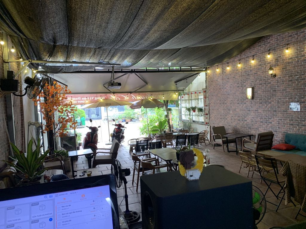 Sang Quán Cafe Kết Hợp Chiếu Đá Banh & Ăn Trưa Văn Phòng
