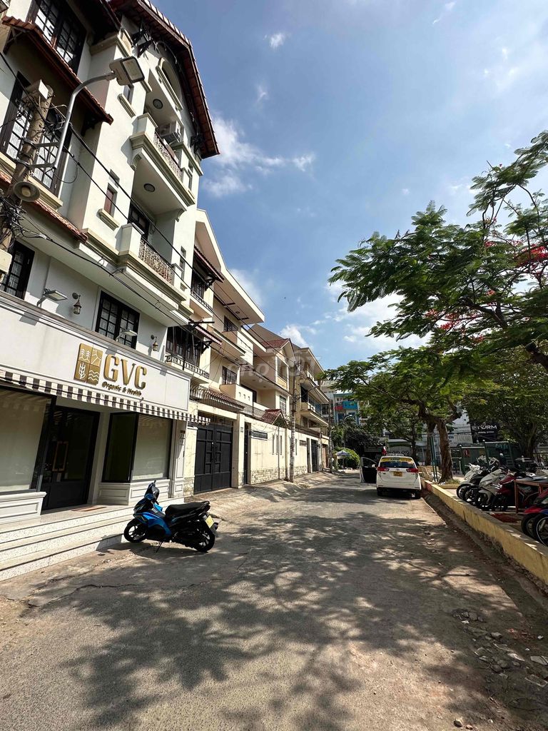 Biệt Thự 3Lầu Đường Nguyễn Gia Trí,P25,Bt.gara + Pk + Bep + 4Pn 5Wc St