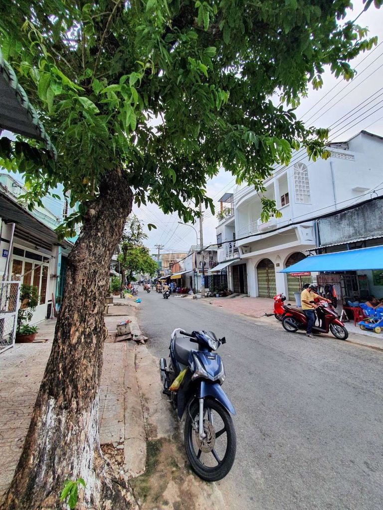 Nhà Mặt Tiền Sát Bên Chợ Nguyễn Thoại Hầu