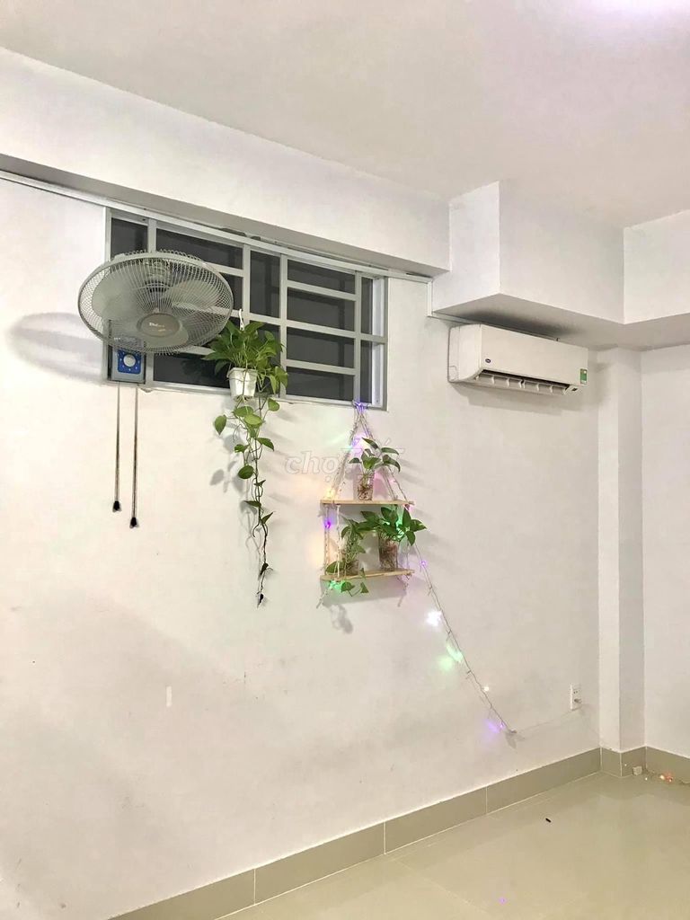 Phòng Có Máy Lạnh Ngay Lê Văn Việt, Ở 2-3 Người, Giờ Giấc Tự Do