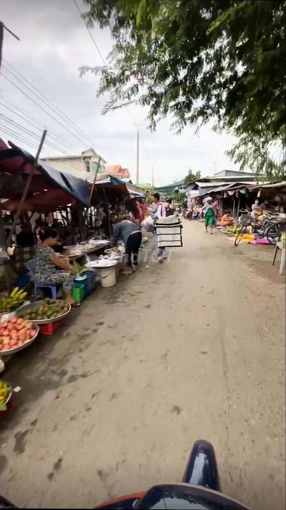 Nền Chợ Ở Thị Trấn Vĩnh Thạnh Trung
