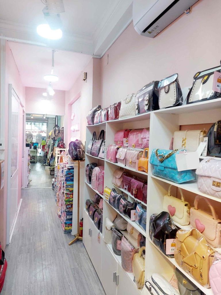 Cần Sang Shop Thời Trang Mặt Giá Rẻ , Đường Lớn Trung Tâm Quận Tân Phú