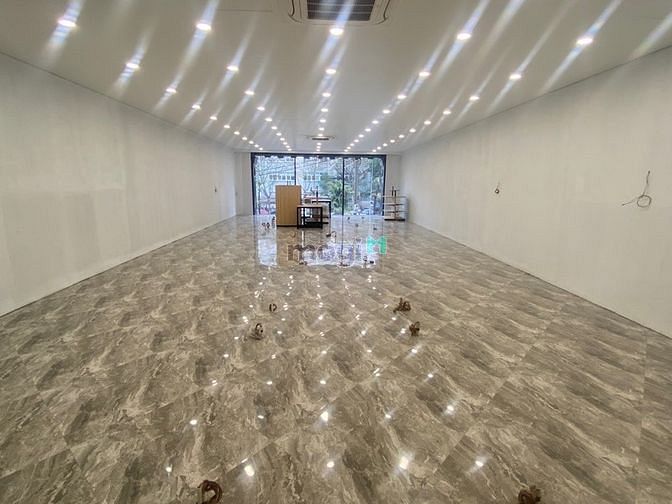 Mặt Phố Hoàng Quốc Việt Lô Góc 165M² Ngang 9.5M Showroom Văn Phòng