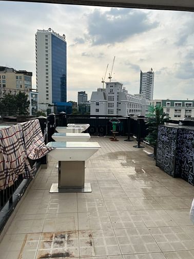 Cho Thuê Mặt Bằng Kinh Doanh Mặt Tiền Phòng Kính + Vỉa Hè - Rooftop Q1