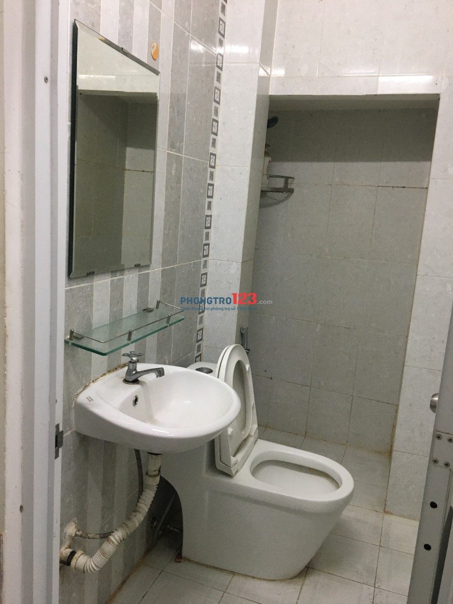 Nhà Nguyên Căn Cho Thuê Hẻm Cụt Có 2 Phòng Ngủ 2 Toilet Sân Thượng Mái Che