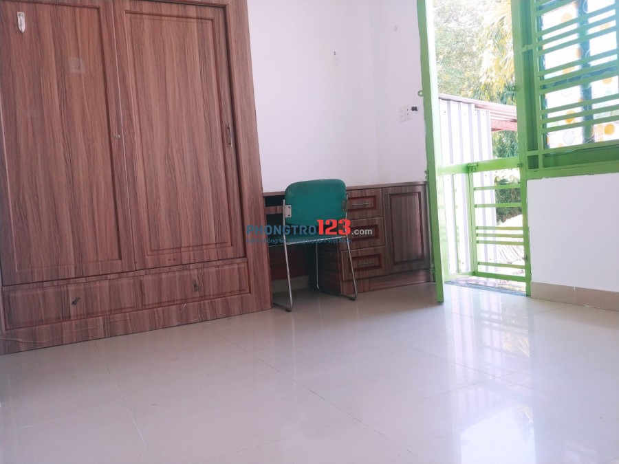 Phòng Ban Công Sạch Đẹp Thoáng Mát Ngay Huỳnh Văn Bánh