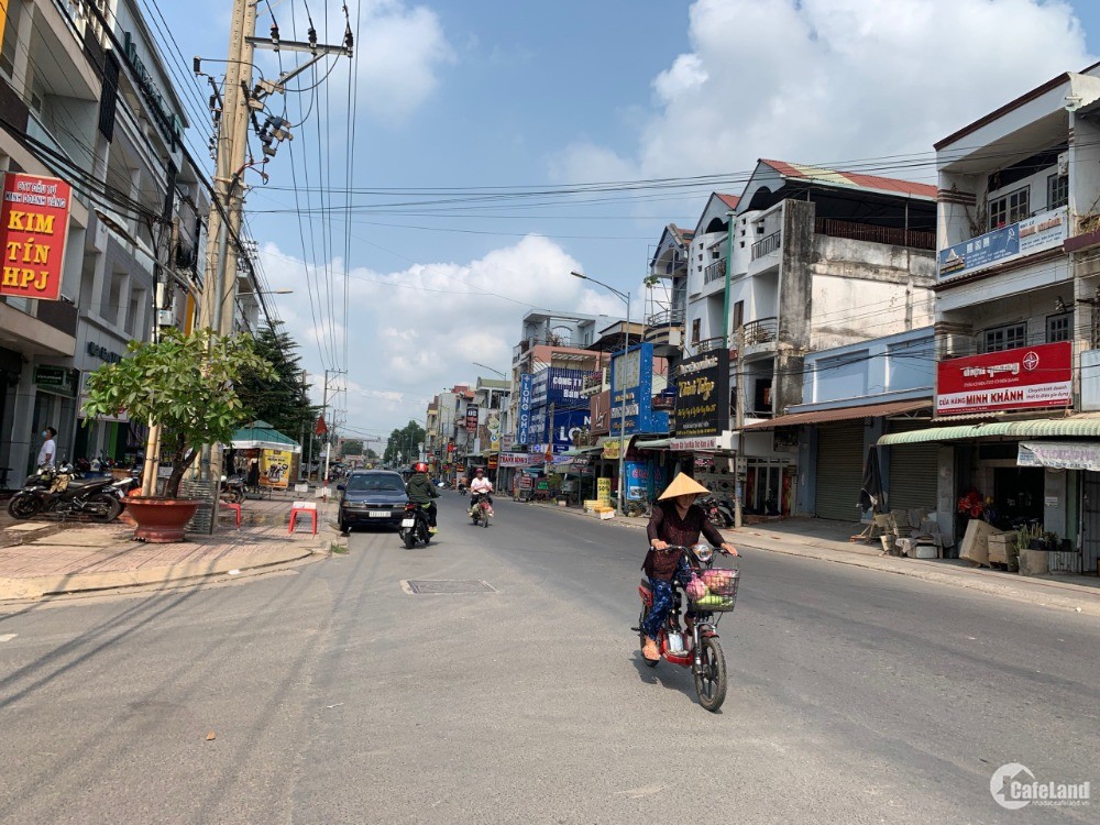 Bán Nhà Phố Bàn Đối Diện Chợ Ngay Trung Tâm Sầm Uất Thị Trấn Trảng Bàng