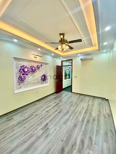 Bán Nhà Long Biên 40M2-5 Tầng-Gara -Thang Máy-Full Nội Thất-Hơn 5 Tỷ