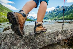 cuci sepatu makassar - Memilih sepatu yang Tepat untuk Mendaki Gunung dengan Aman