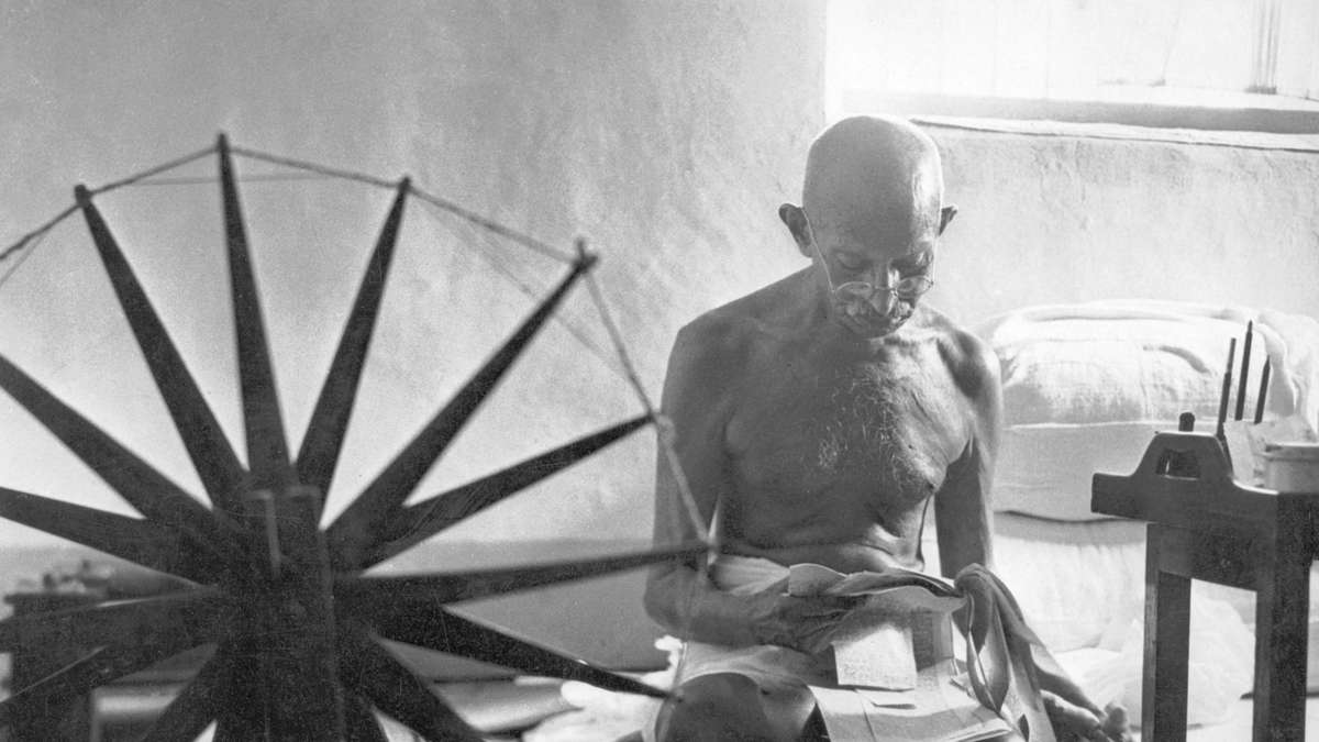 The story behind the photo Mahatma Gandhi at the spinning wheel Padeye