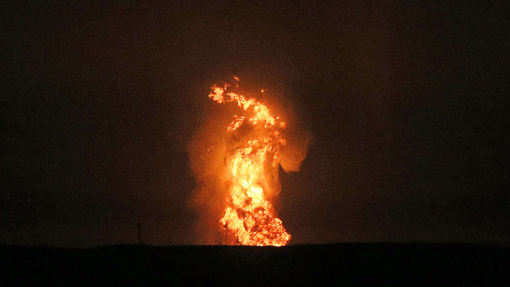 The flames in the Caspian Sea could be seen from the coast. Die Flammen im kaspischen Meer waren von der Küste aus erkennbar.