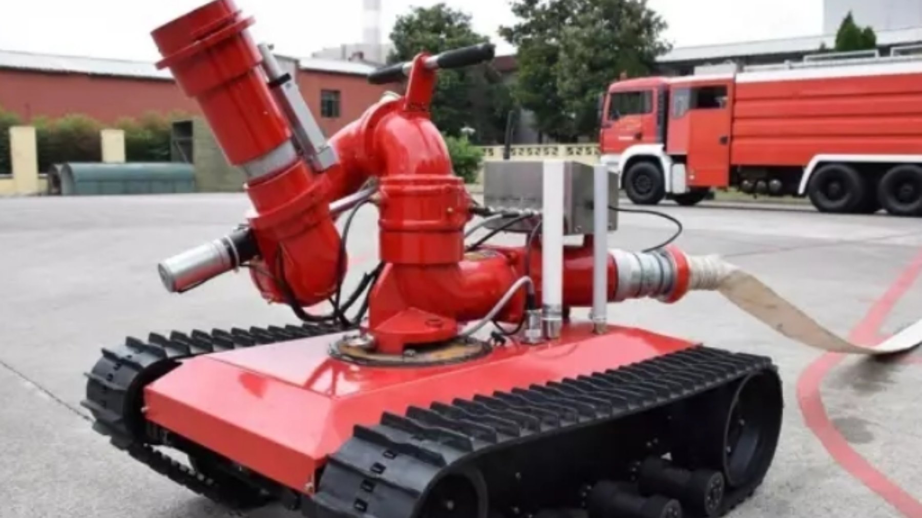 This is the Chinese firefighter robot that puts out fires only at high ...