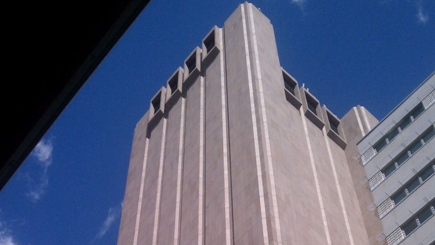 The mystery behind Manhattan's windowless skyscraper - Padeye