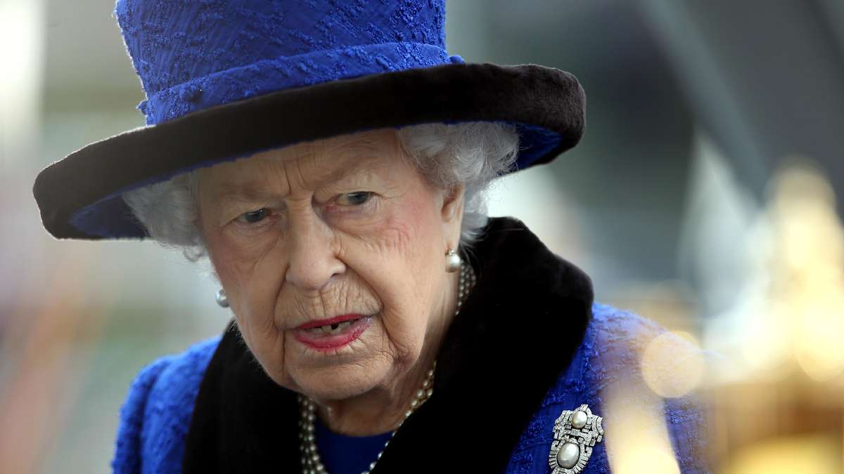 Queen Elizabeth II: Phones with these two people the most - Padeye