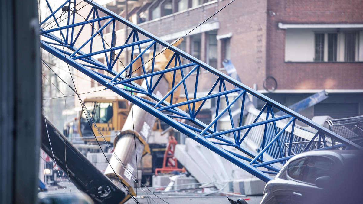 Turin huge crane falls on the street and kills three people "like an