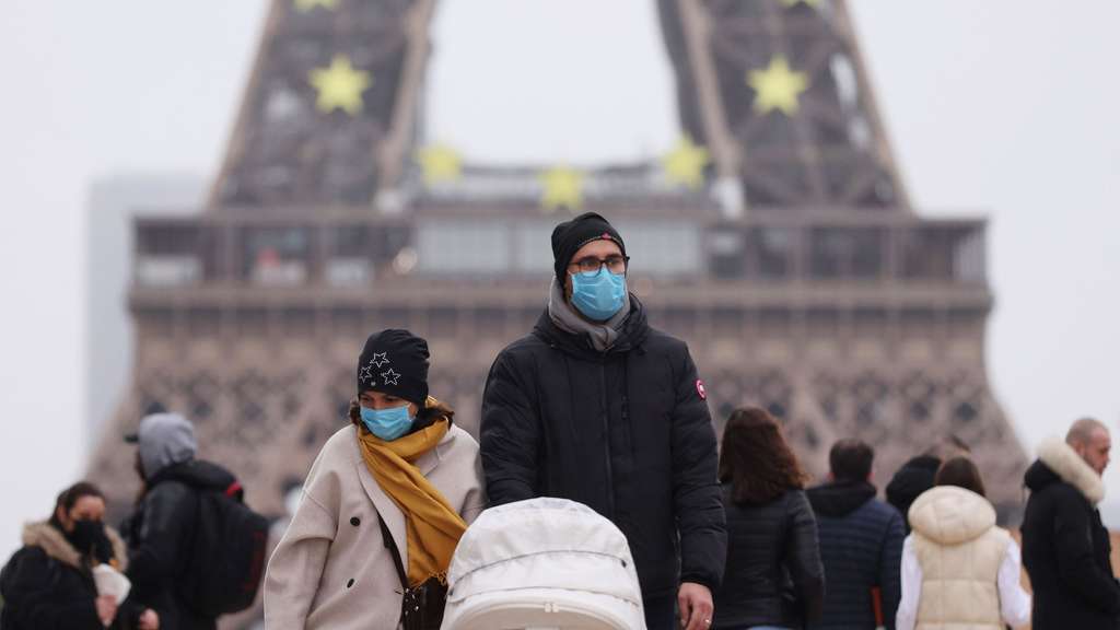 Menschen tragen Schutzmasken und gehen am Trocadero in der Nähe des Eiffelturms spazieren. Als Reaktion auf steigende Corona-Infektionszahlen wird die Maskenpflicht in Paris ausgeweitet.