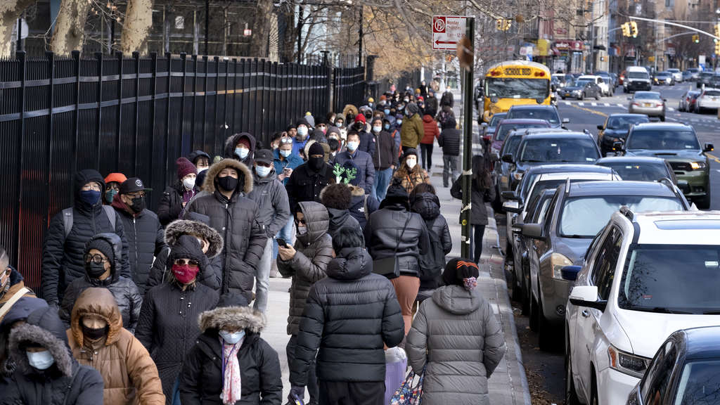 Menschen warten in der Lower East Side im New Yorker Stadtbezirk Manhattan, um Corona-Testkits zu erhalten, die verteilt werden.