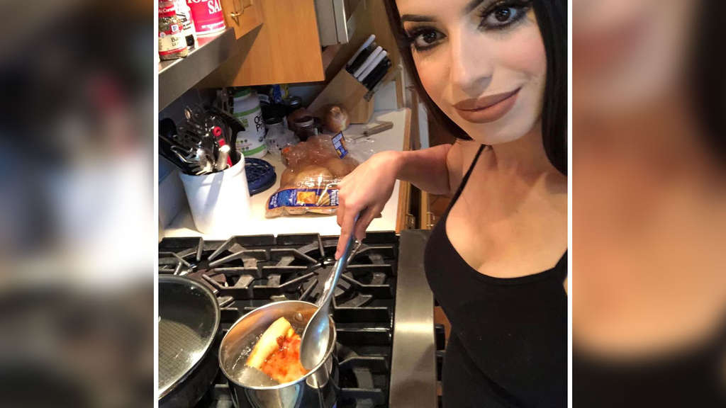 Sie scheint tatsächlich ihre Pizza zu kochen