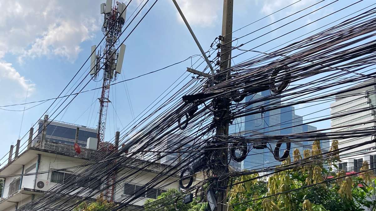 Thailand strange: cable salad and Fanta on the tree - Padeye