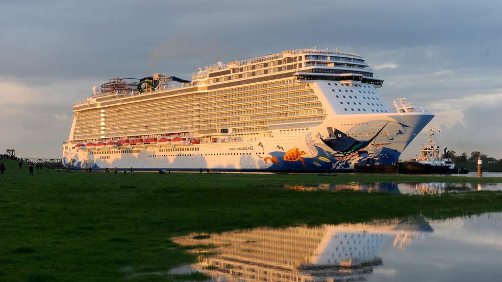 Cruise ship runs aground in the Caribbean: Thousands of people on board ...