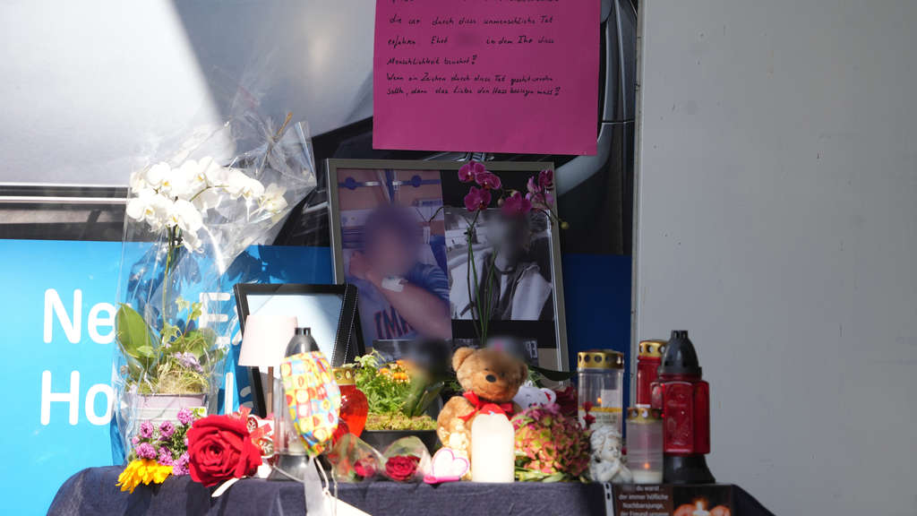 Blumen, Kerzen und Botschaften an das Opfer liegen an einer Tankstelle in der Innenstadt von Idar-Oberstein