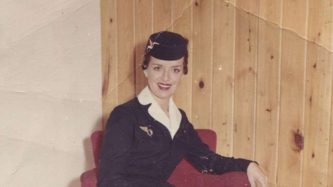Stewardess Bette Nash bei Dienstantritt als Stewardess 1957
