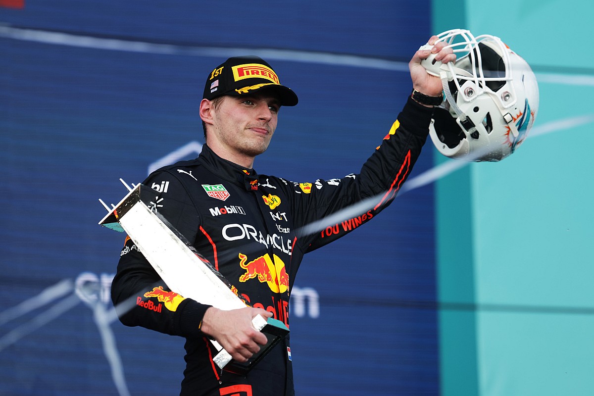 Podio: ganador de la carrera y Campeón del Mundo Max Verstappen, Red Bull Racing, segundo lugar Lewis Hamilton, Mercedes, tercer lugar Carlos Sainz Jr., Ferrari