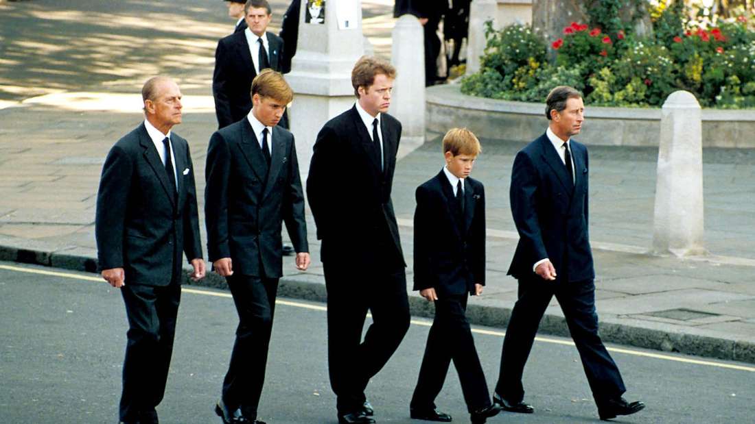 An der Seite von Bruder William und Vater Charles folgte Prinz Harrys dem Trauerzug für Prinzessin Diana, die am 6. September 1997 beigesetzt wurde.
