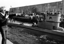 Der Filmregisseur Wolfgang Petersen bei den Dreharbeiten zum deutschen Spielfilm „Das Boot“ am U-Boot-Bunker im Hafen von La Rochelle.