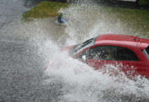 29622435-car-flooded-road-large-splashes-of-water-2ceylh92nefe-1 Ein Auto fährt über eine überschwemmte Straße und sorgt für sehr große Wasserspritzer