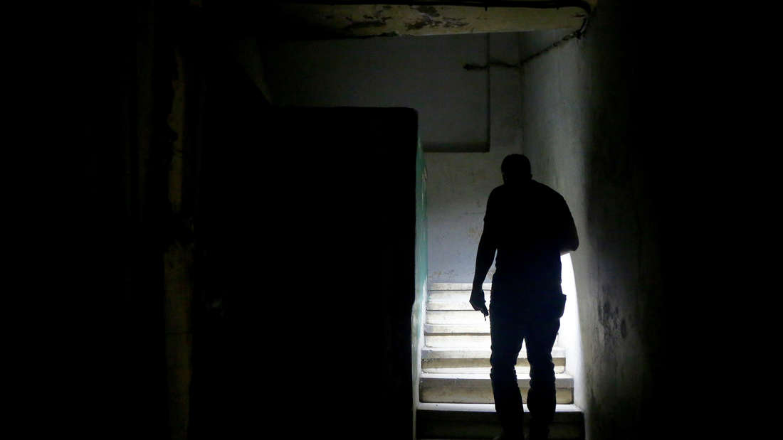 28418475-a-man-runs-down-a-stairwell-with-a-flashlight-during-a-power-cut-2nunedu9rdfe Ein Mann läuft während eines Stromausfalls mit einer Taschenlampe durch ein Treppenhaus.