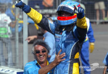 El ganador Fernando Alonso celebra con Flavio Briatore