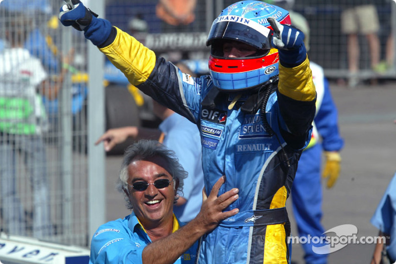 Ganador de la carrera Fernando Alonso celebra con Flavio Briatore