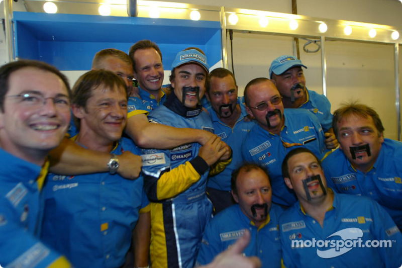 Fernando Alonso celebra ganar con los miembros del equipo Renault F1