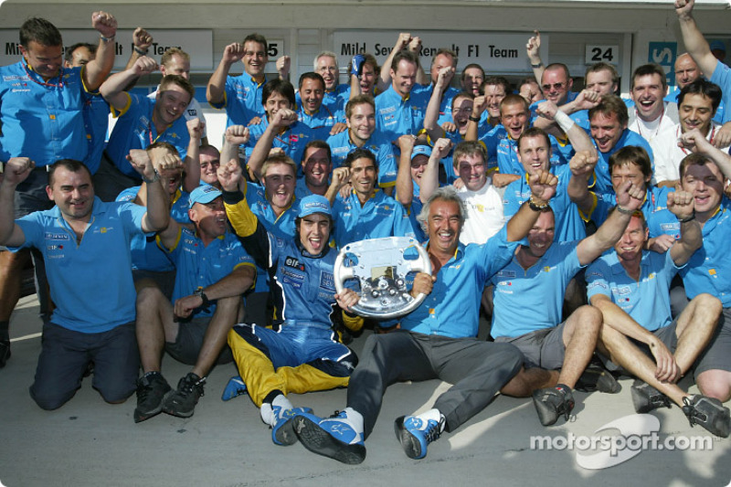 Fernando Alonso, Flavio Briatore and Renault F1 team members celebrate