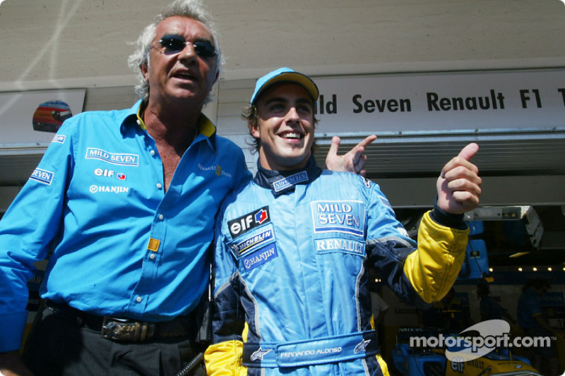 Flavio Briatore y Fernando Alonso celebran la pole position